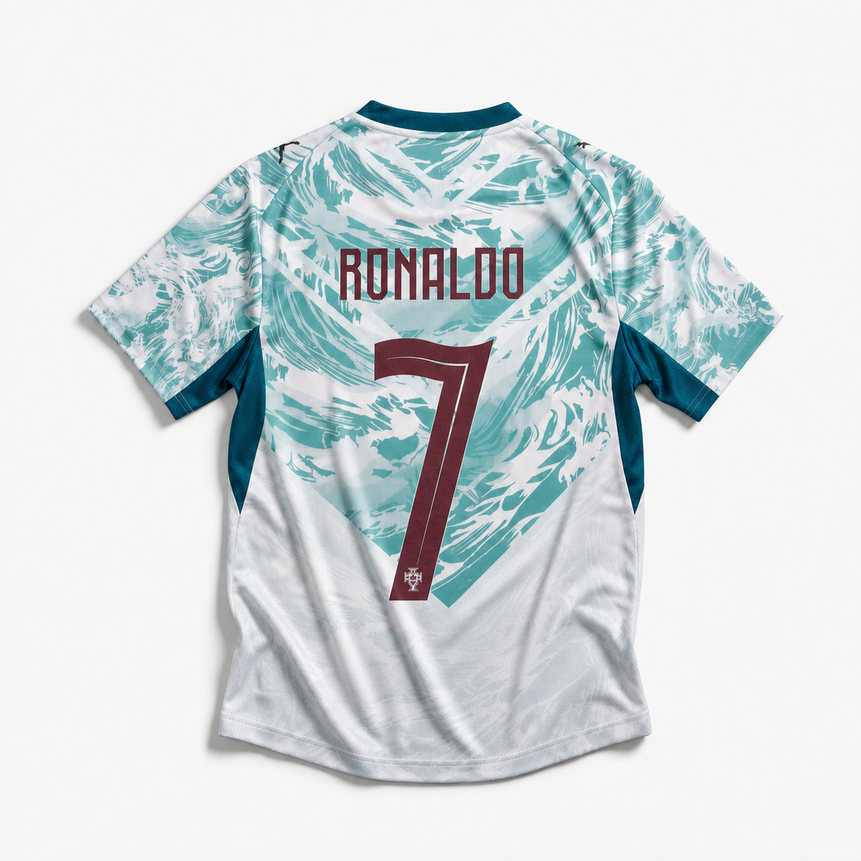 Fronte della maglia away del Portogallo 2026 bianca con pattern grafico azzurro ispirato alle azulejos e stemma centrale