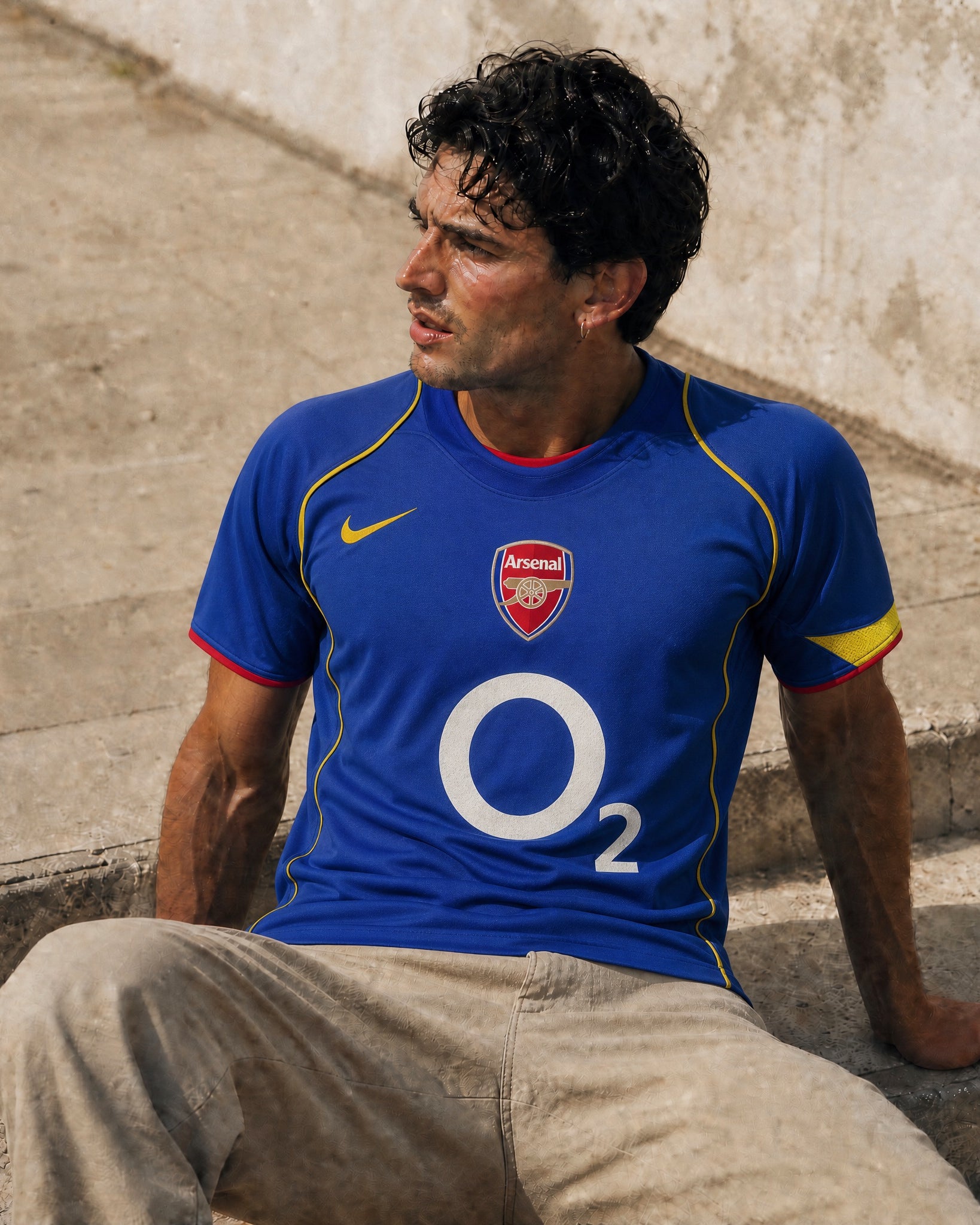 Tifoso che indossa maglia Arsenal away 2004/05 taglio classico