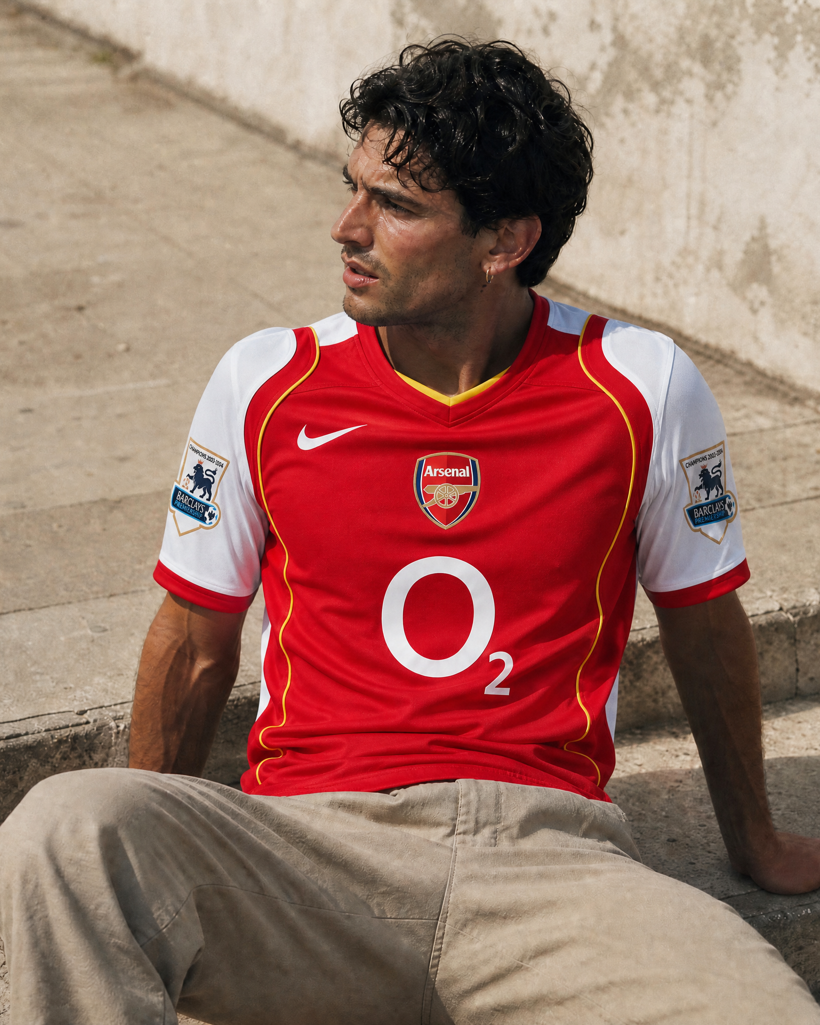 Tifoso che indossa maglia Arsenal home 2004 taglio classico