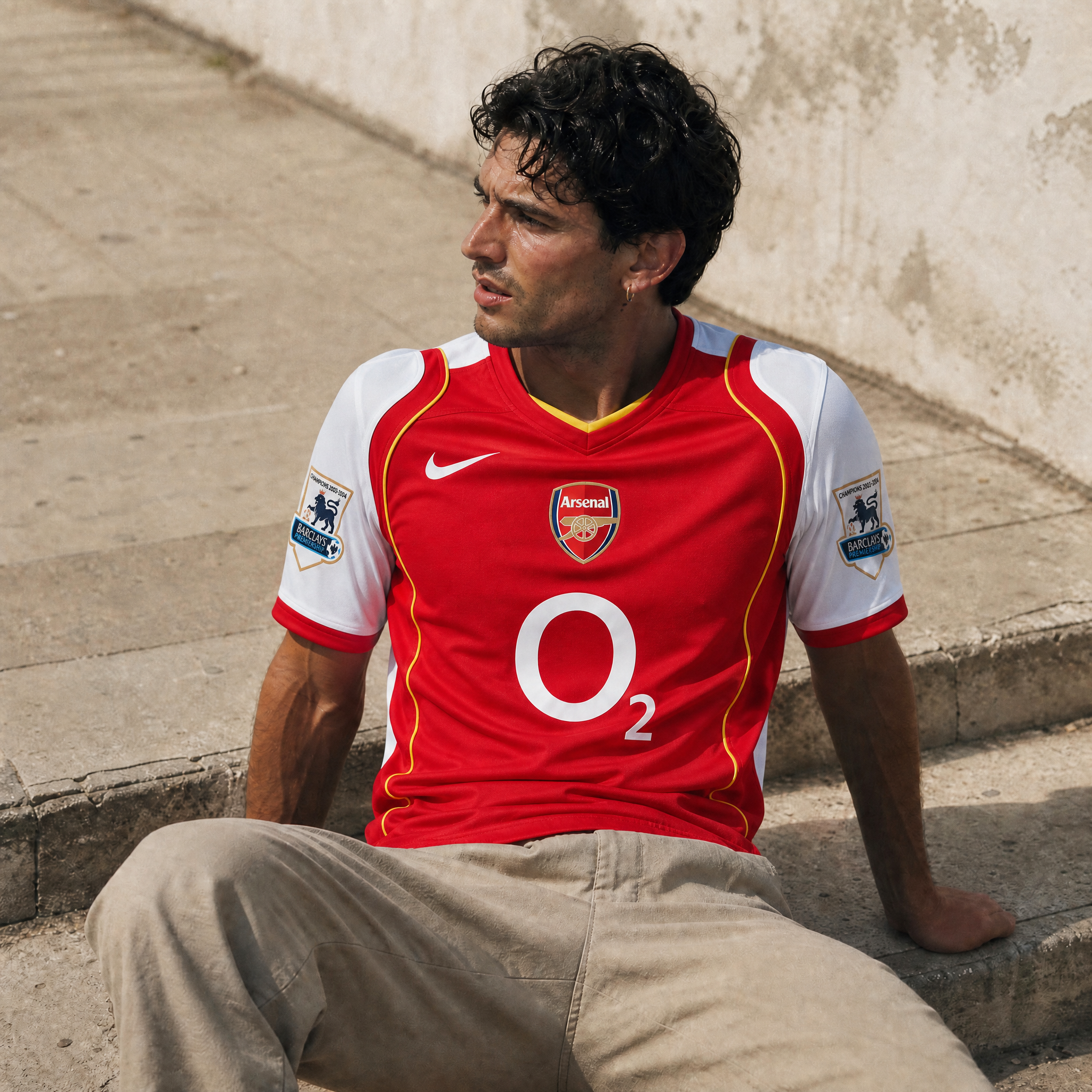 Tifoso che indossa maglia Arsenal home 2004 taglio classico