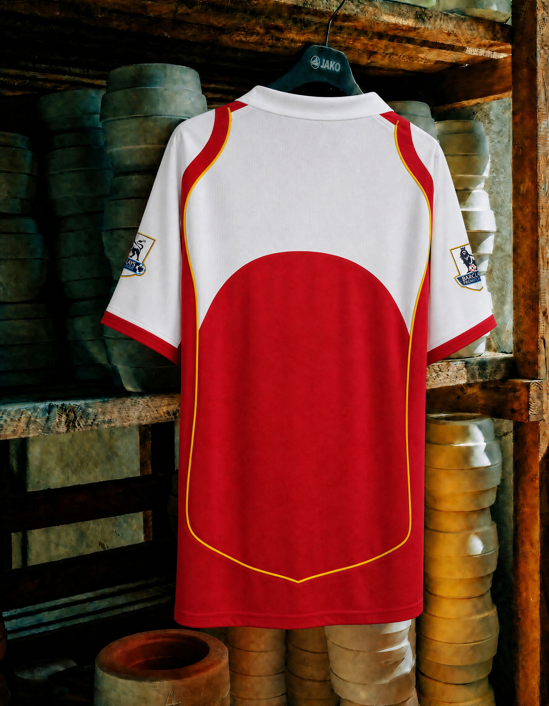 Maglia storica Arsenal 2004 appesa dettaglio design originale