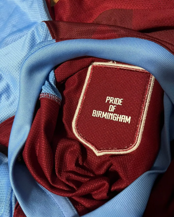 Vista completa Aston Villa home shirt stagione 2011/12