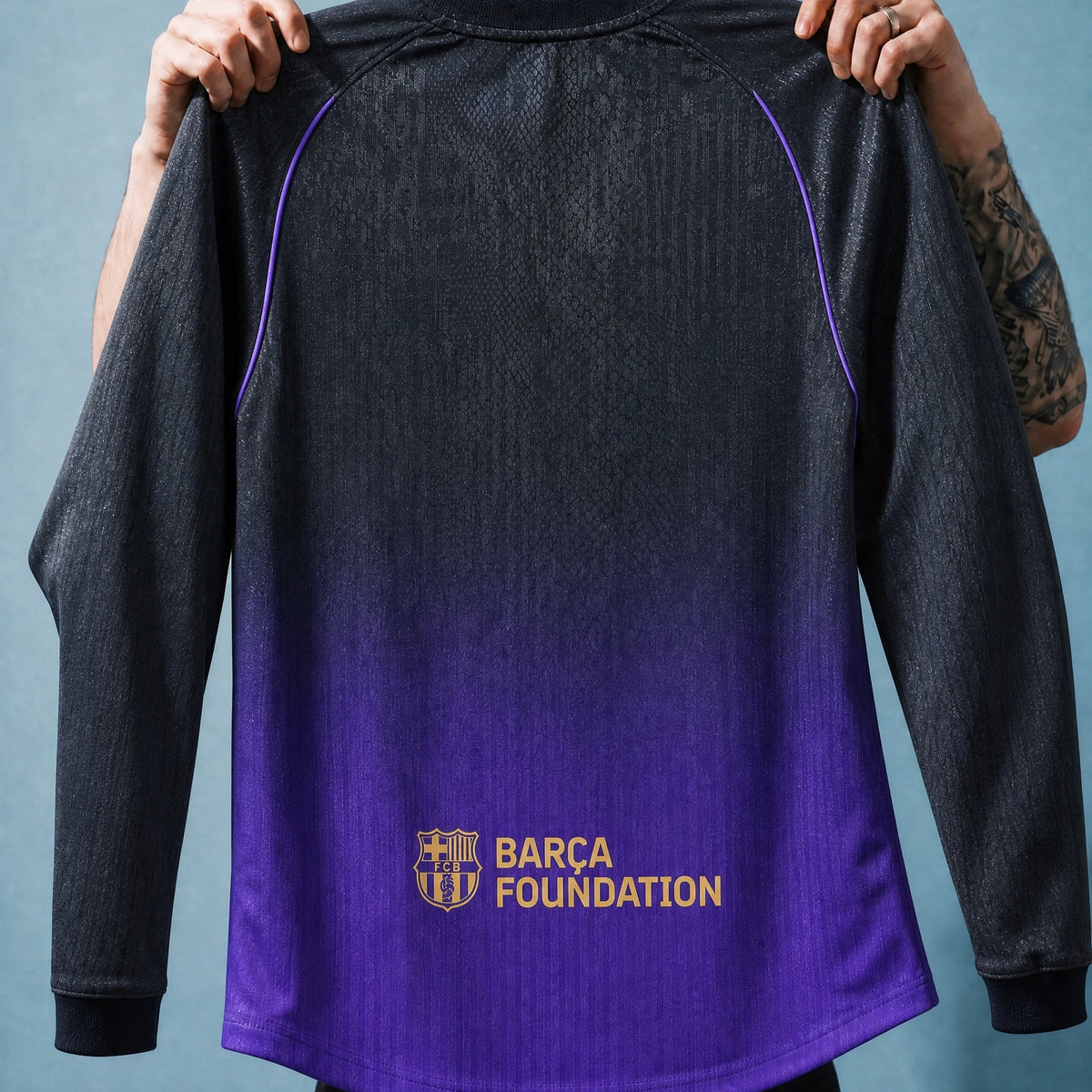 Maglia Barcellona 2026/27 away manica lunga vista posteriore dettaglio tessuto