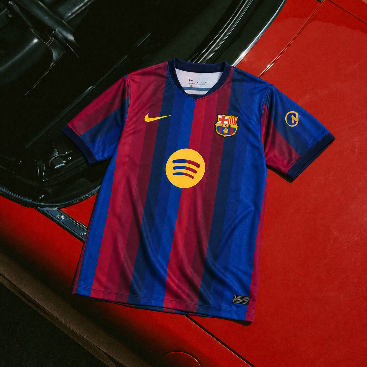 Maglia home Barcellona 2026/27 vista frontale su appendino