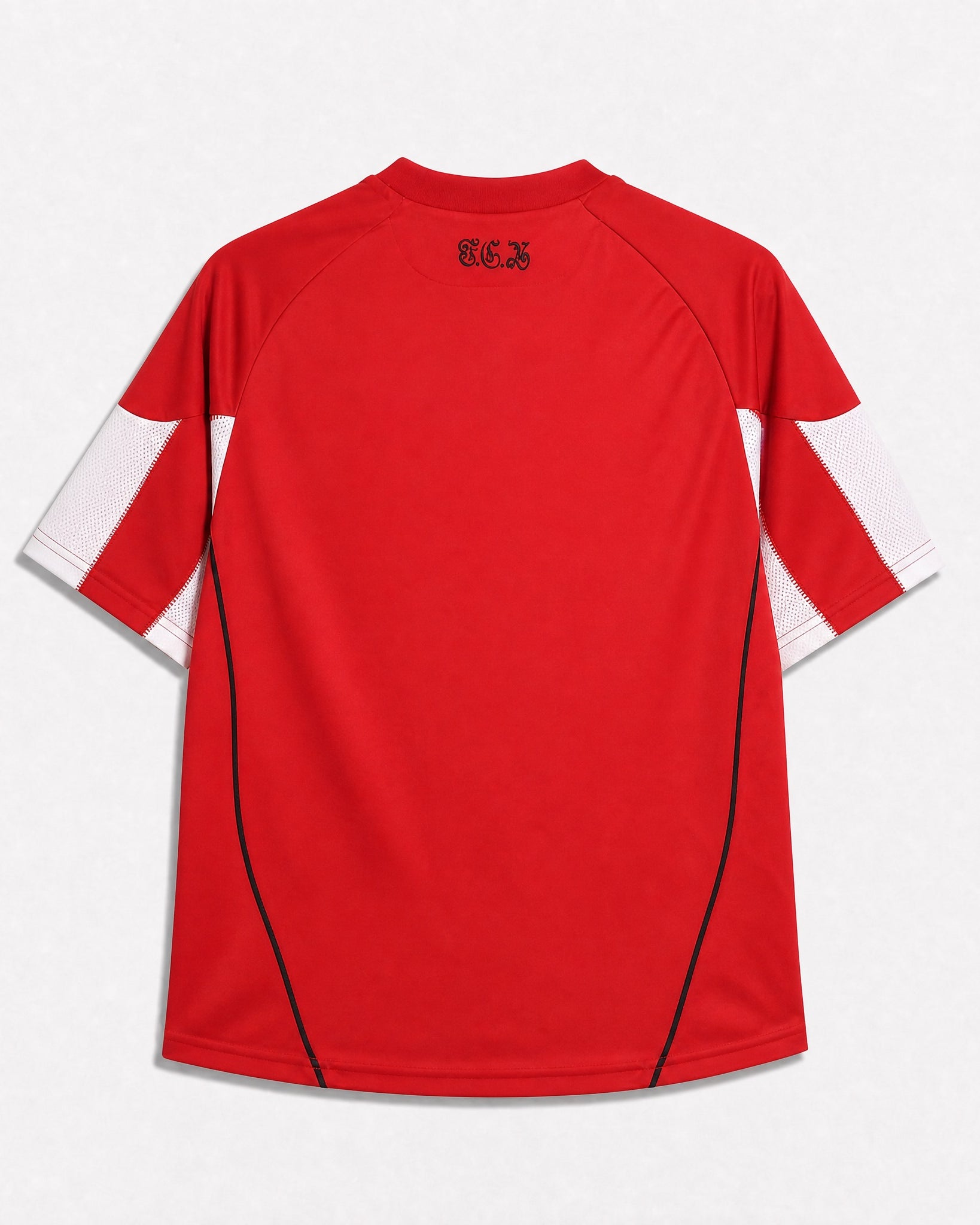 Retro della maglia Bayern Monaco 2010/11 rossa con dettagli bianchi e bordo inferiore rifinito.