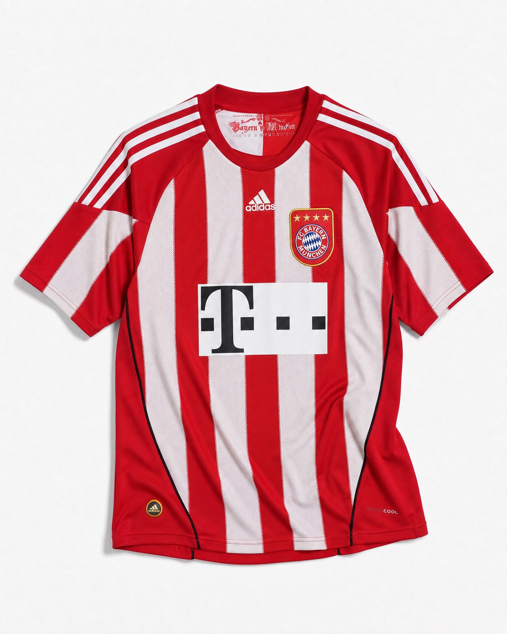 Fronte maglia Bayern Monaco Home 2010/11 a strisce verticali bianche e rosse con colletto girocollo.