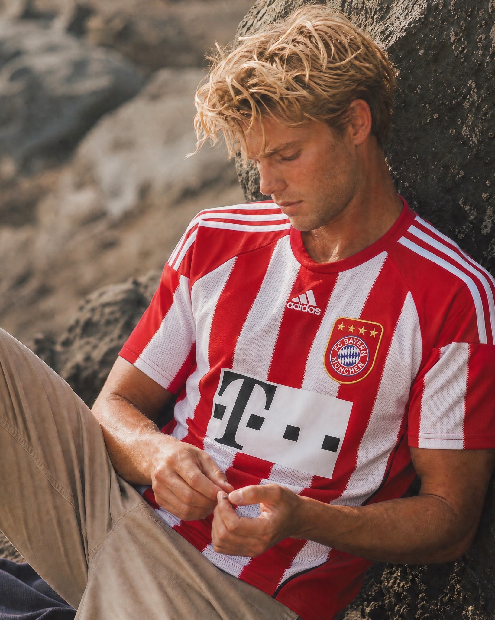 Dettaglio del ricamo dello stemma del club Bayern Monaco con le quattro stelle dorate sulla maglia home 2010/11.