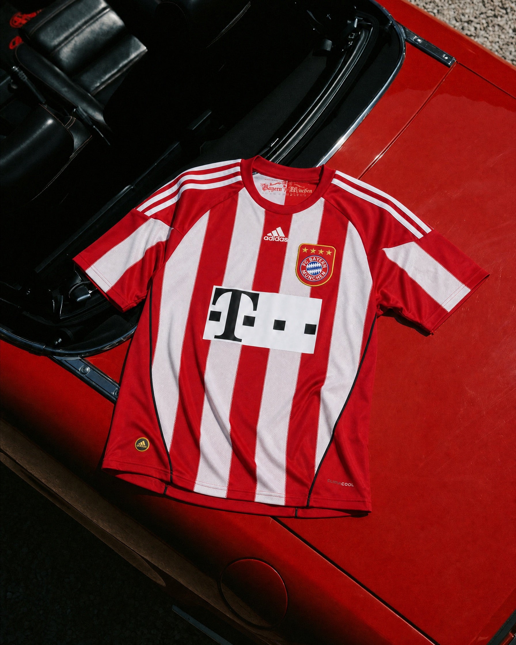 Fronte maglia Bayern Monaco Home 2010/11 a strisce verticali bianche e rosse con colletto girocollo.