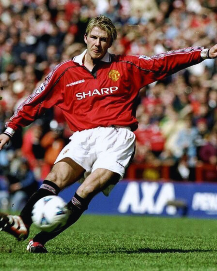 Beckham Manchester United su maglia home 1998/99 in campo