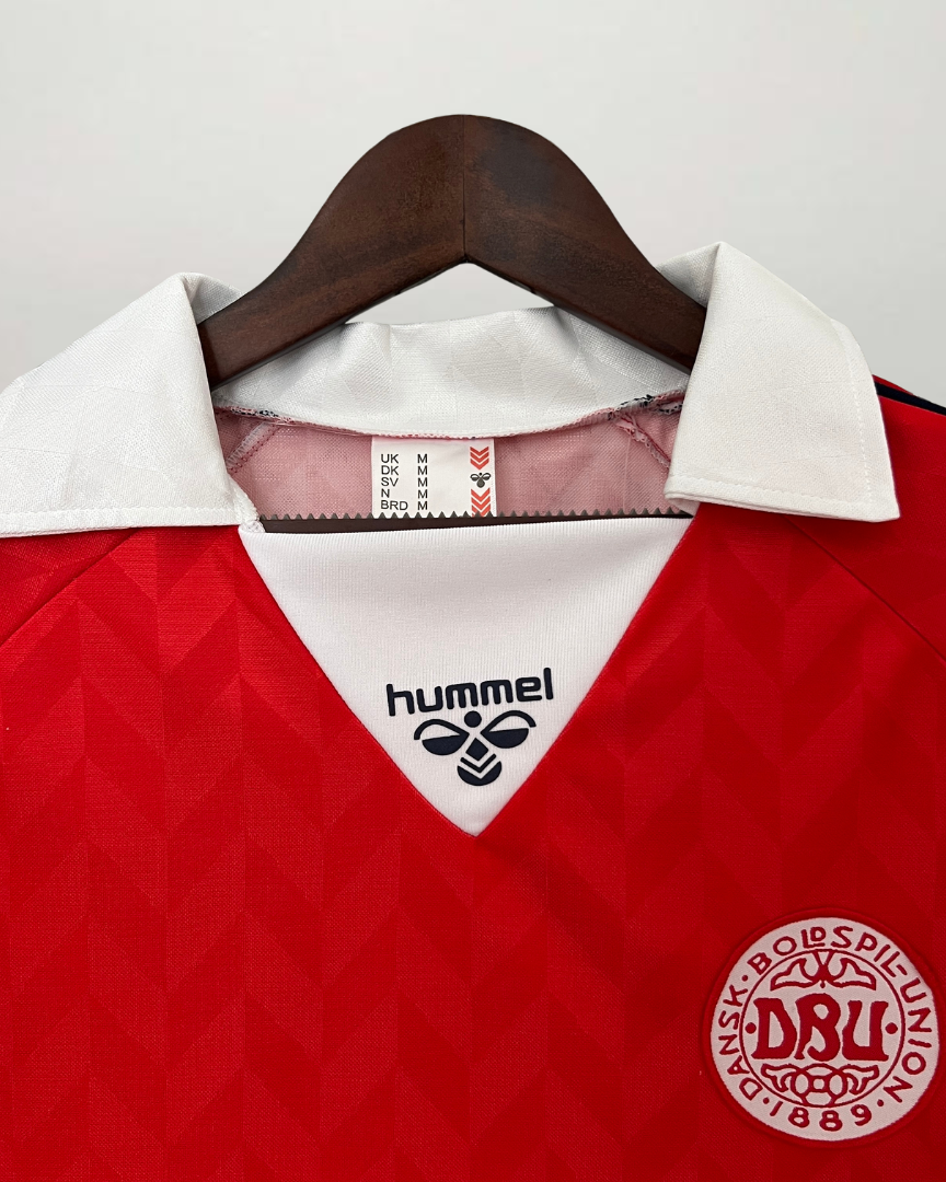 Close-up texture maglia Danimarca home 1988 con pattern geometrico rosso