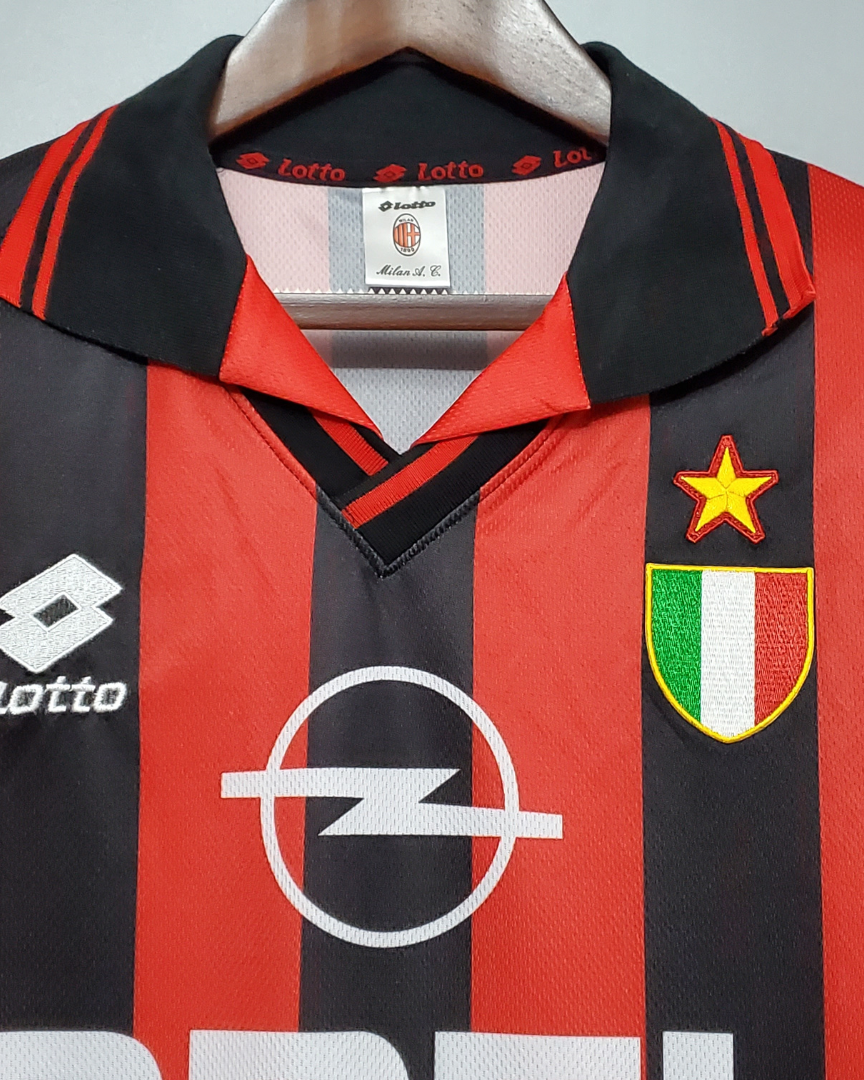 Colletto classico maglia Milan anni 90 design retro calcio italiano
