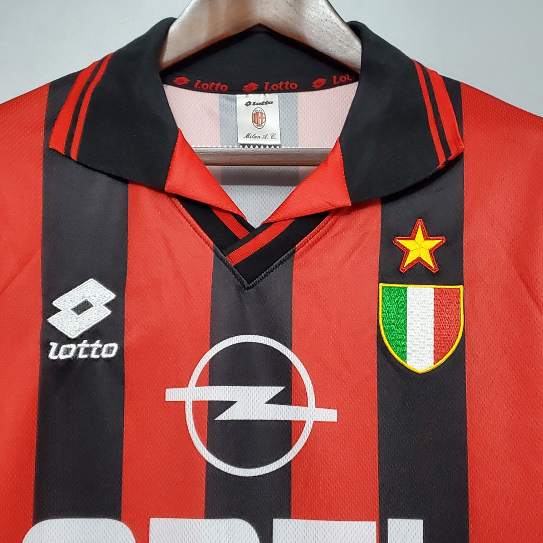 Colletto classico maglia Milan anni 90 design retro calcio italiano