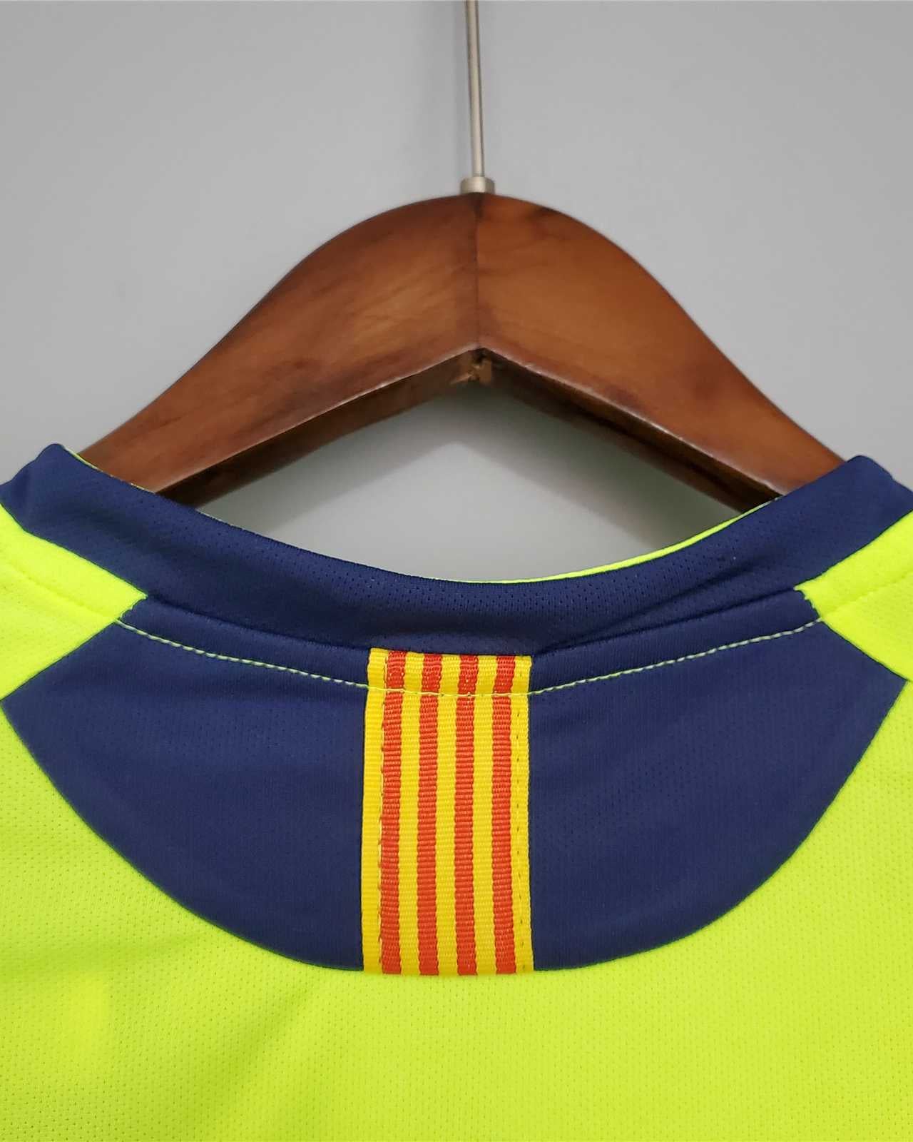 Colletto maglia Barcellona 2005/06 away con dettaglio blaugrana