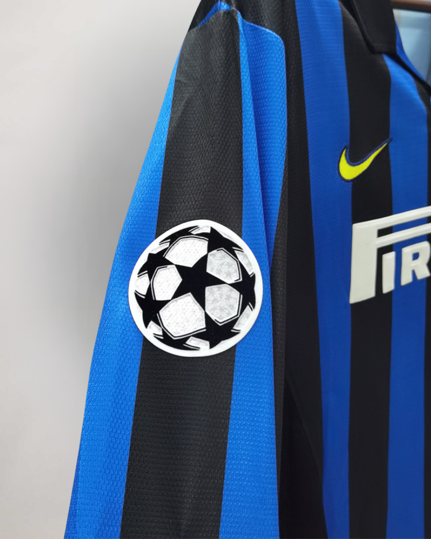 Dettaglio 2 della manica lunga e della trama del tessuto nerazzurro vintage.