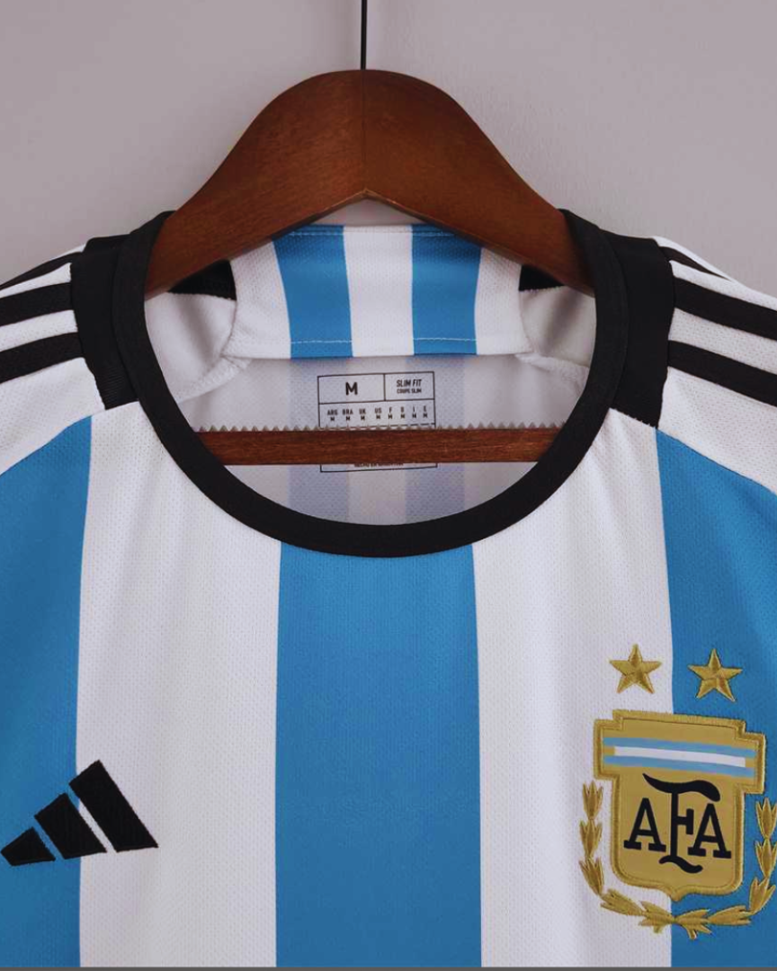 Dettaglio colletto maglia Argentina 2022 home con finiture nere