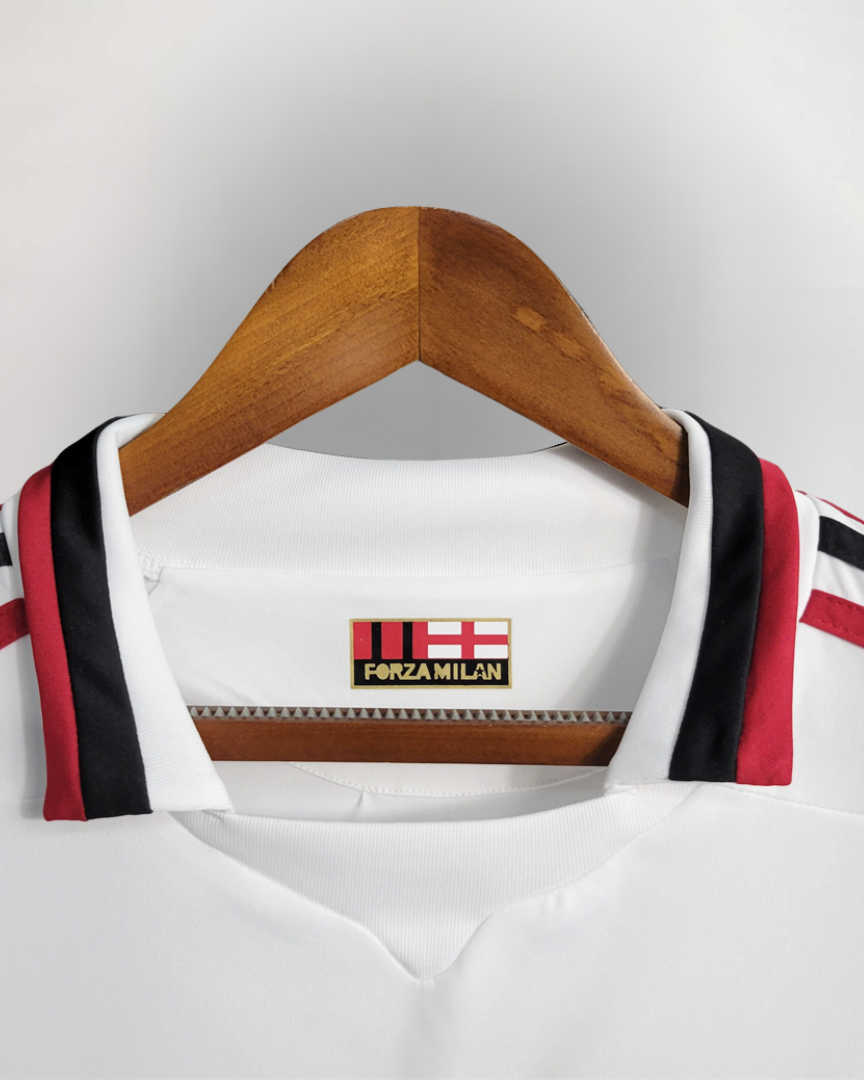Dettaglio colletto maglia Milan Away 2009/10 con finiture nererosse