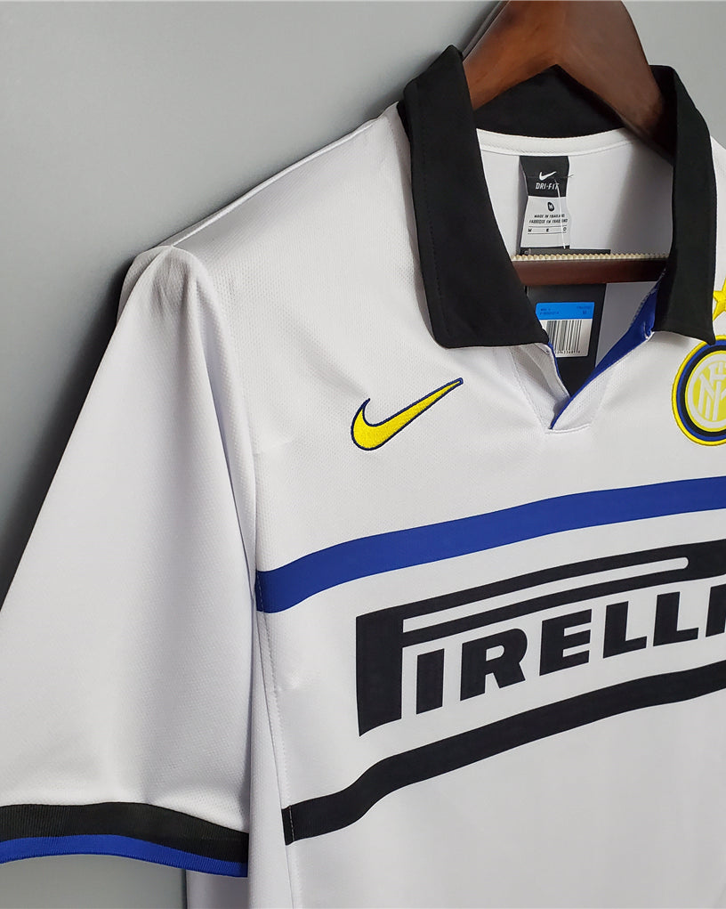 Dettaglio colletto nerazzurro su maglia da trasferta bianca Inter 1998/99.