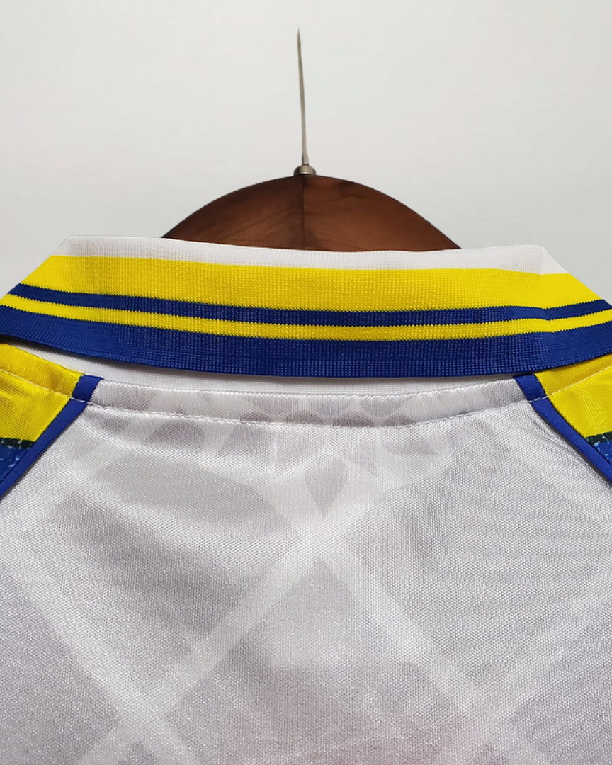 Dettaglio colletto polo bianco con righe giallo blu maglia Parma 1995/