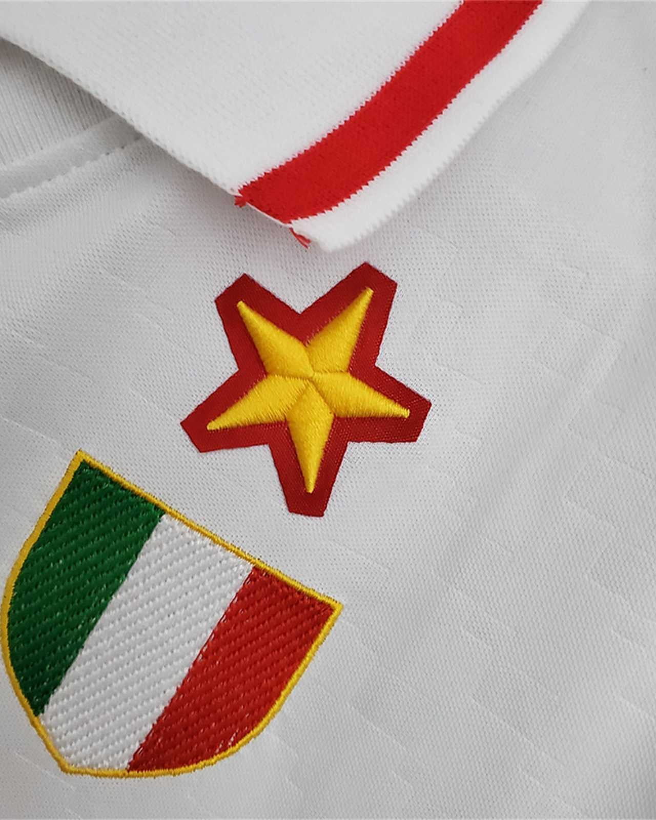 Dettaglio del colletto a polo bianco e dello Scudetto ricamato su kit Milan 1996/97.