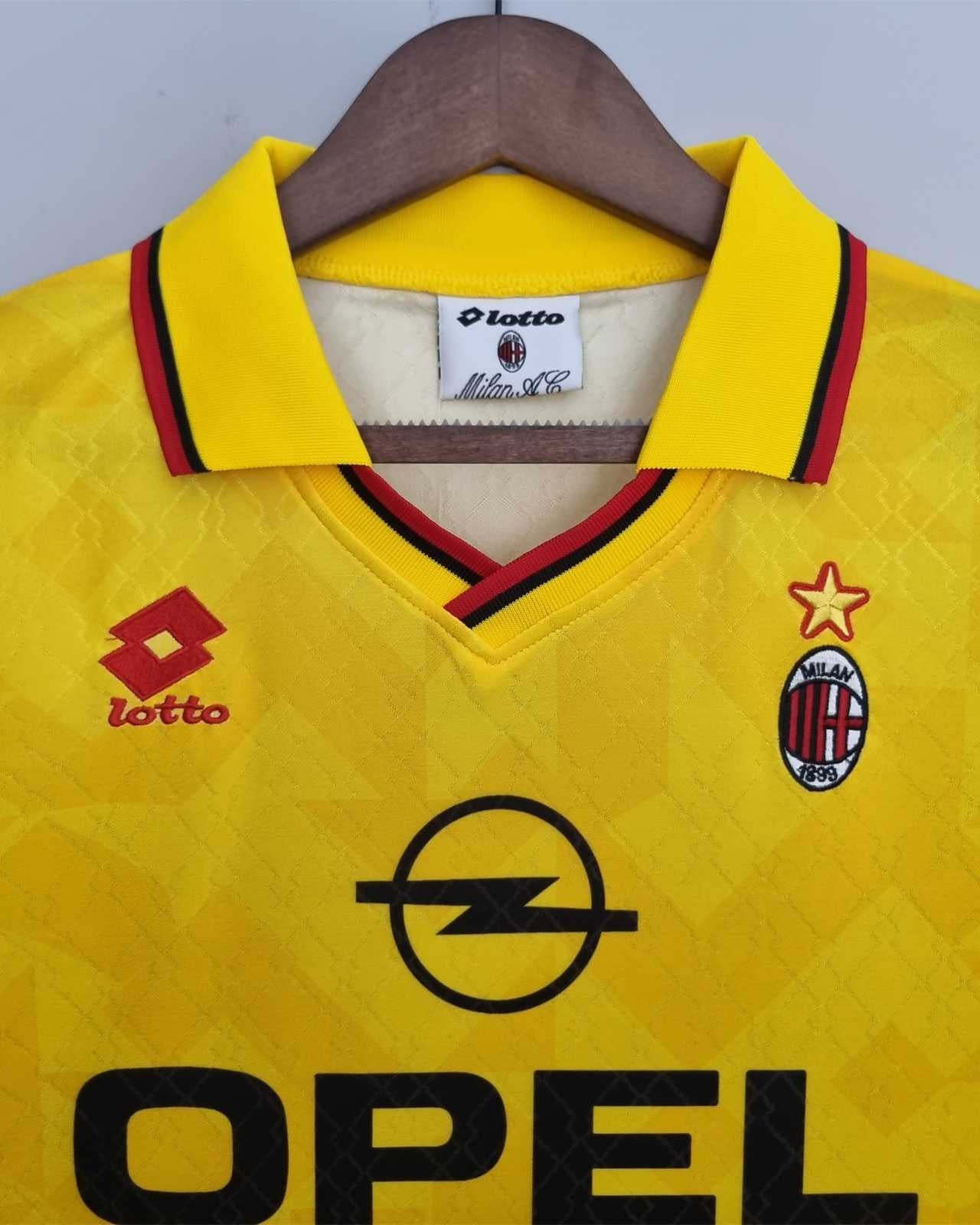 Dettaglio del colletto e della trama del tessuto della terza maglia Milan 1995/96.