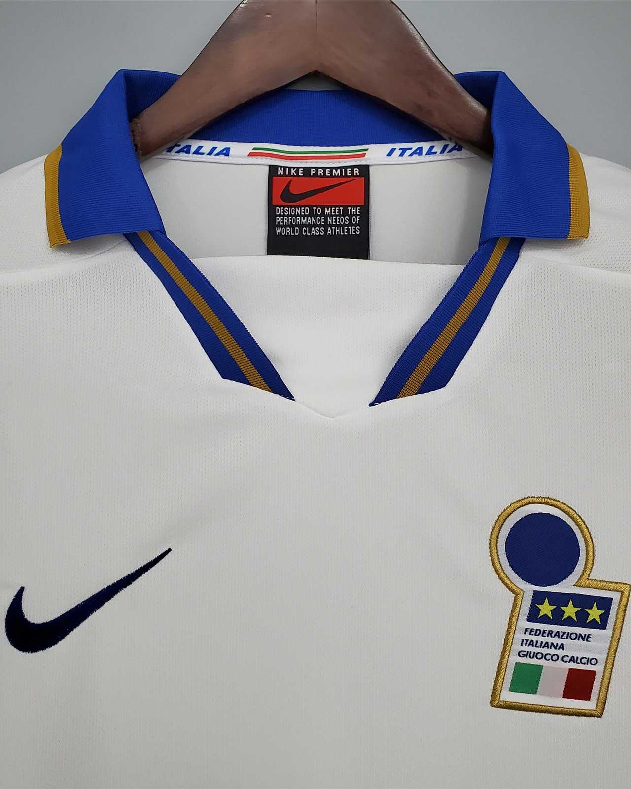 Dettaglio del ricamo dorato sul colletto e stemma Italia 1996.