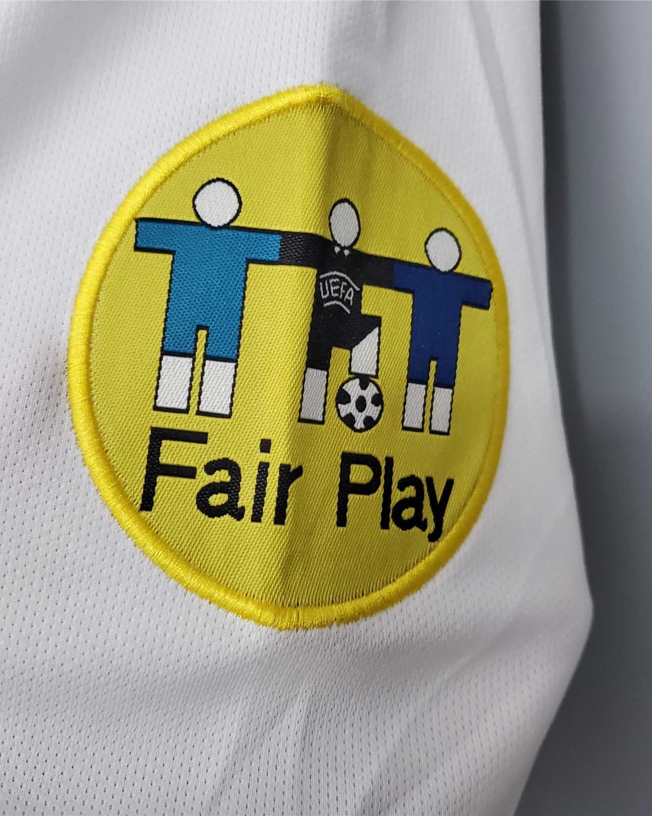 Dettaglio del ricamo fair play dorato sulla manica e stemma Italia 1996.