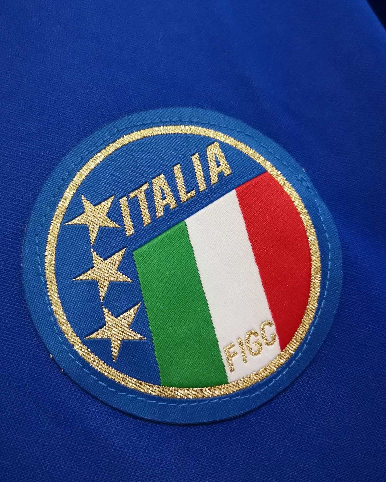 Dettaglio del ricamo tricolore sul colletto e stemma Italia 1990.