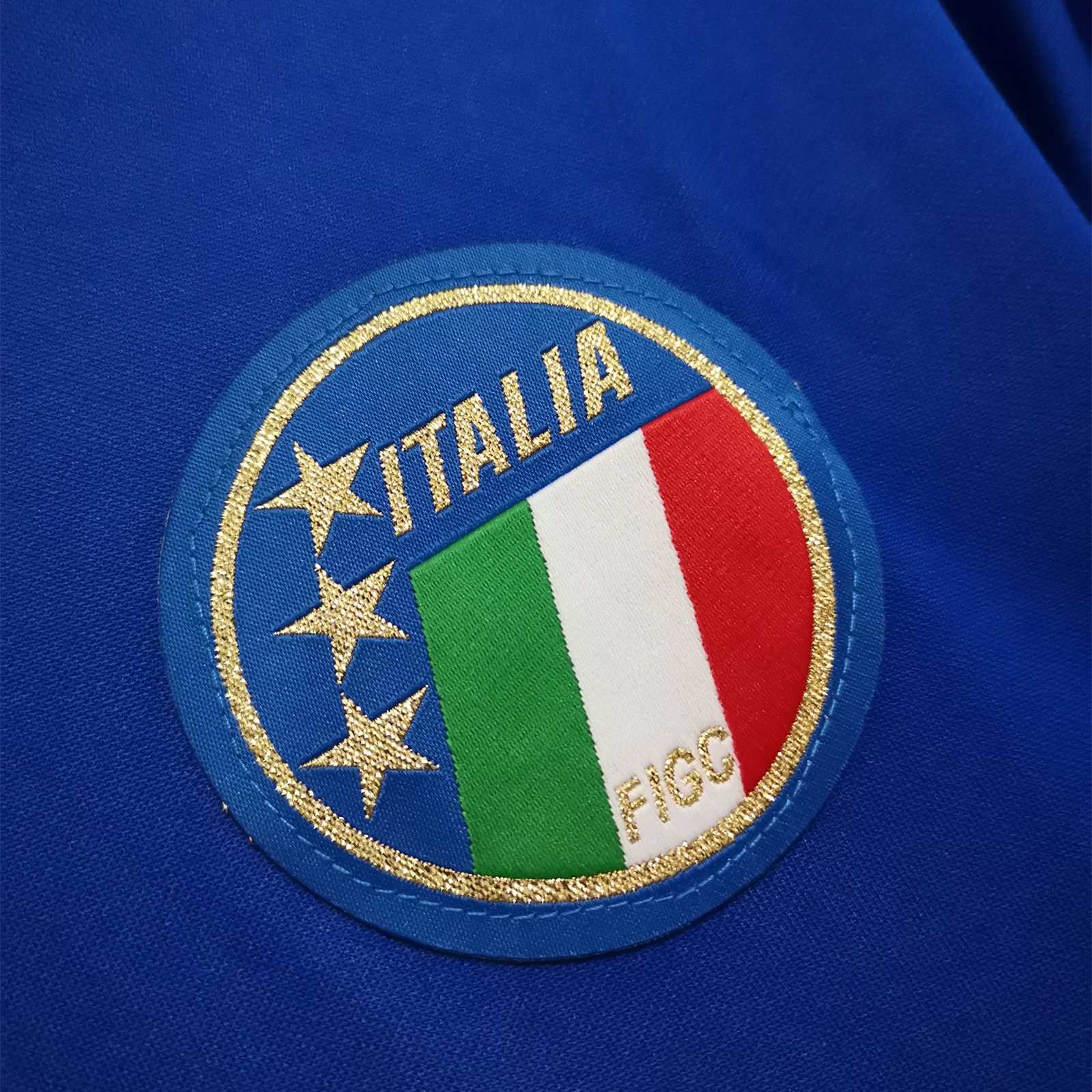 Dettaglio del ricamo tricolore sul colletto e stemma Italia 1990.