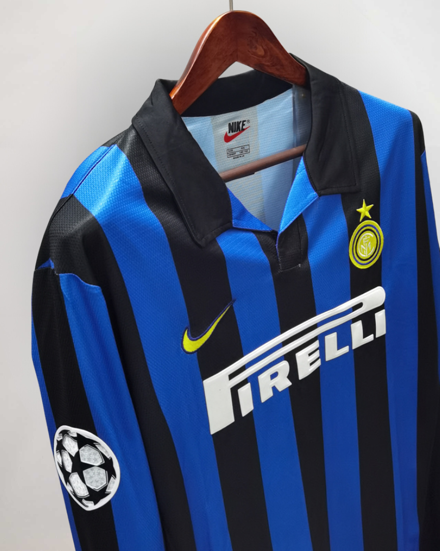 Dettaglio della manica lunga e della trama del tessuto nerazzurro vintage.