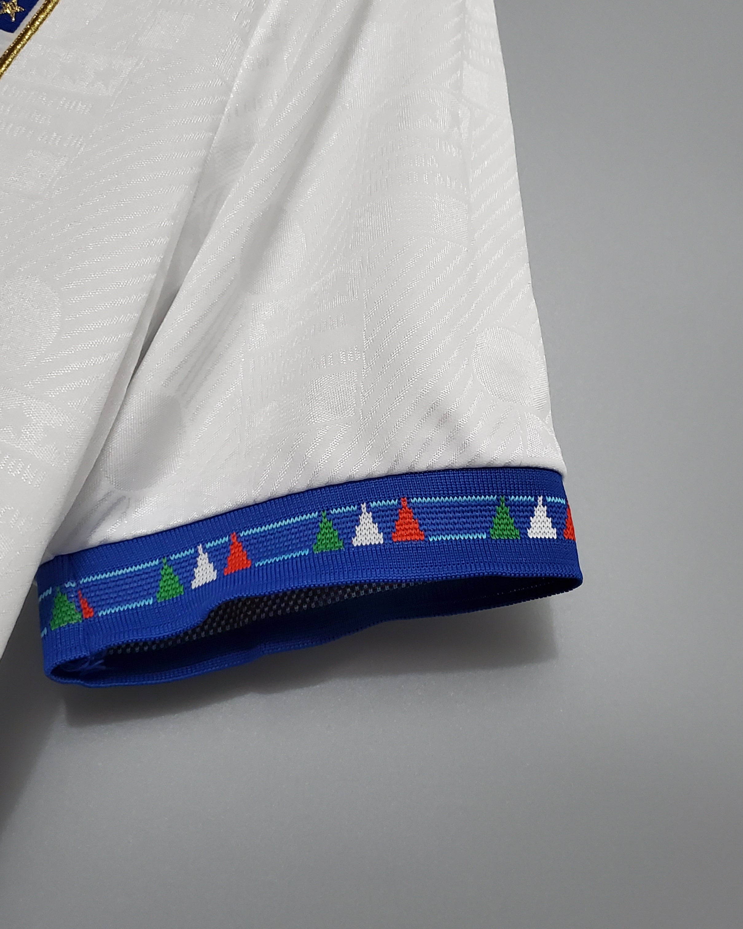 Dettaglio della trama jacquard bianca e del ricamo tricolore Italia 1994.