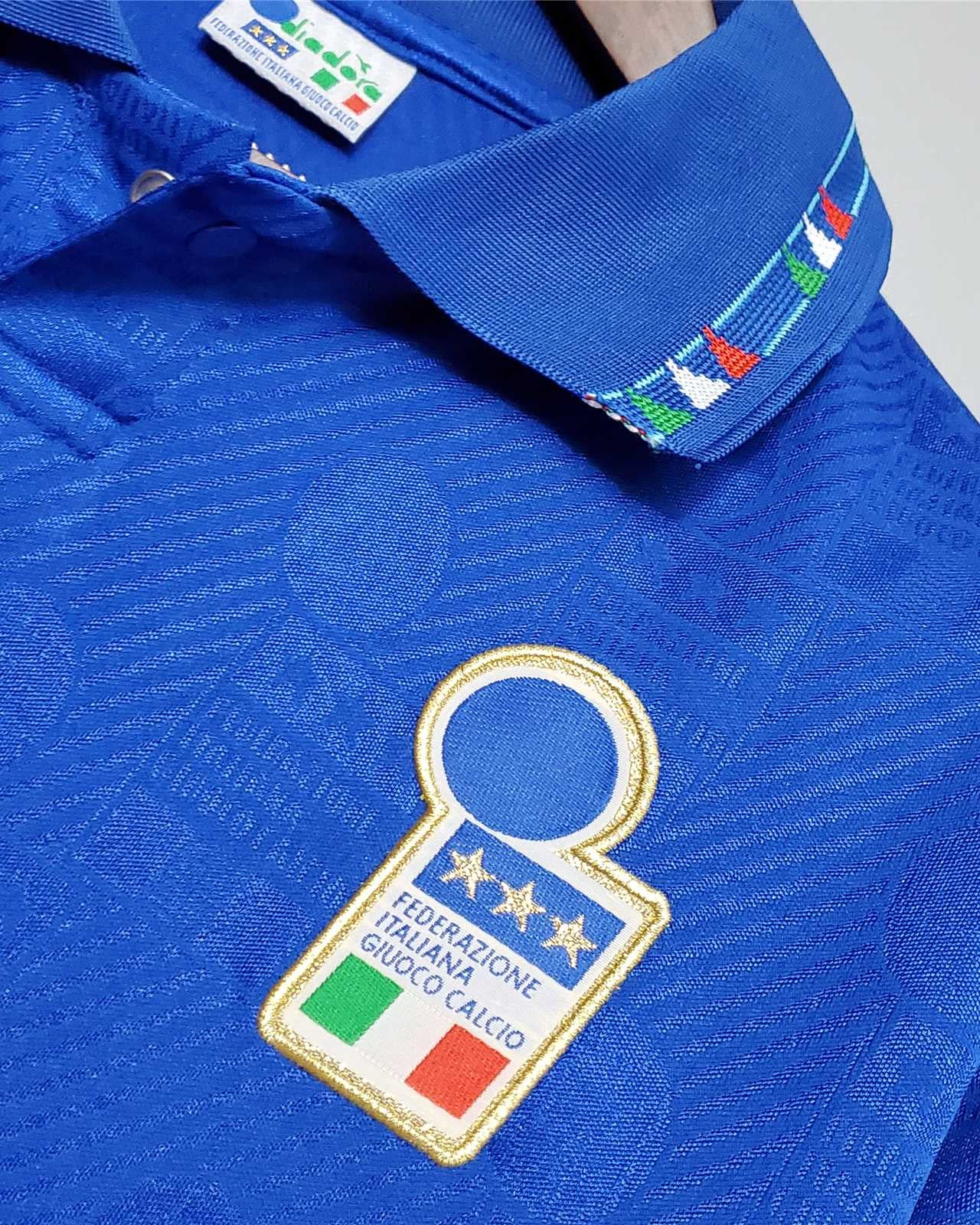 Dettaglio della trama jacquard e del ricamo tricolore LOGO Italia 1994.