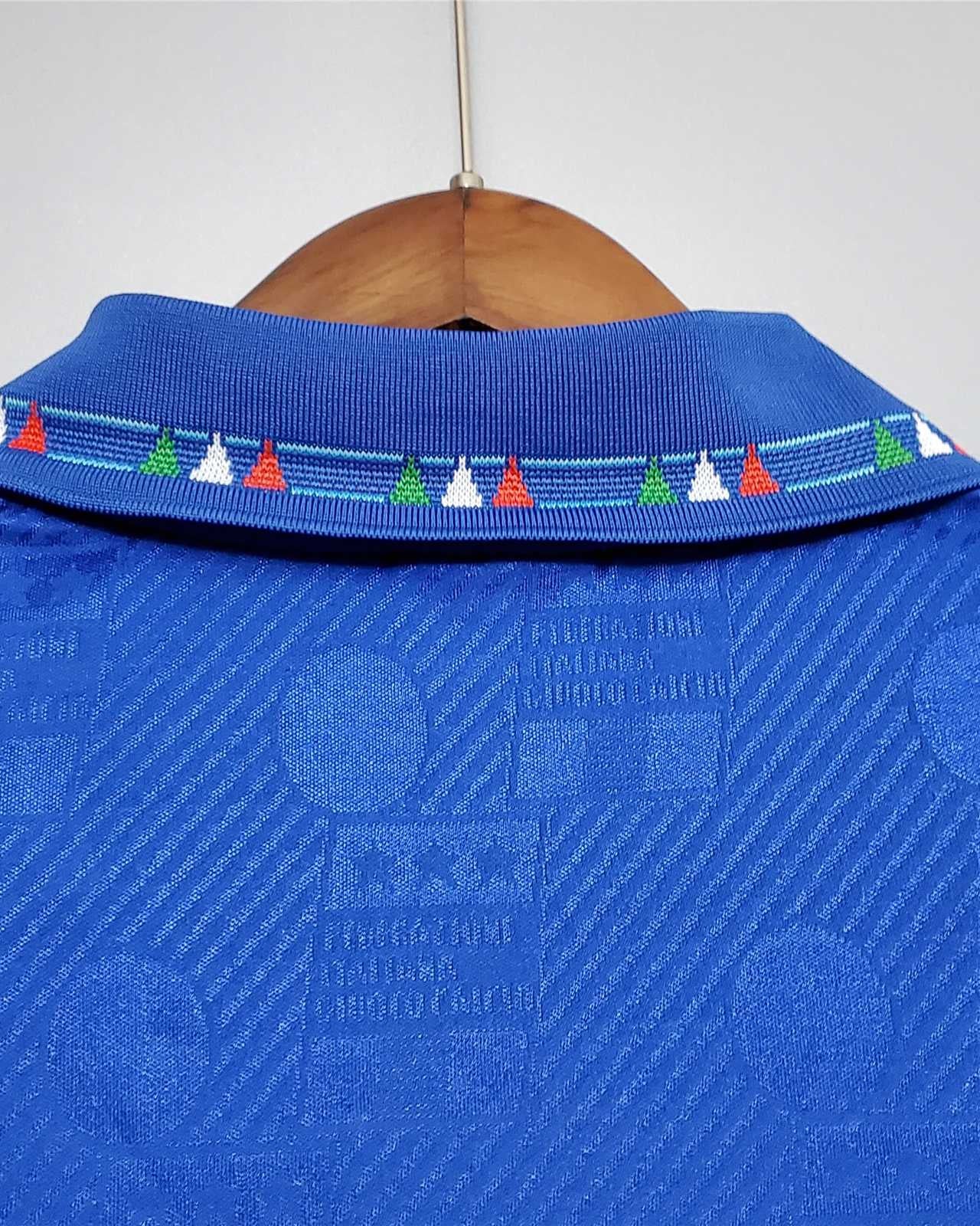 Dettaglio della trama jacquard e del ricamo tricolore colletto Italia 1994.