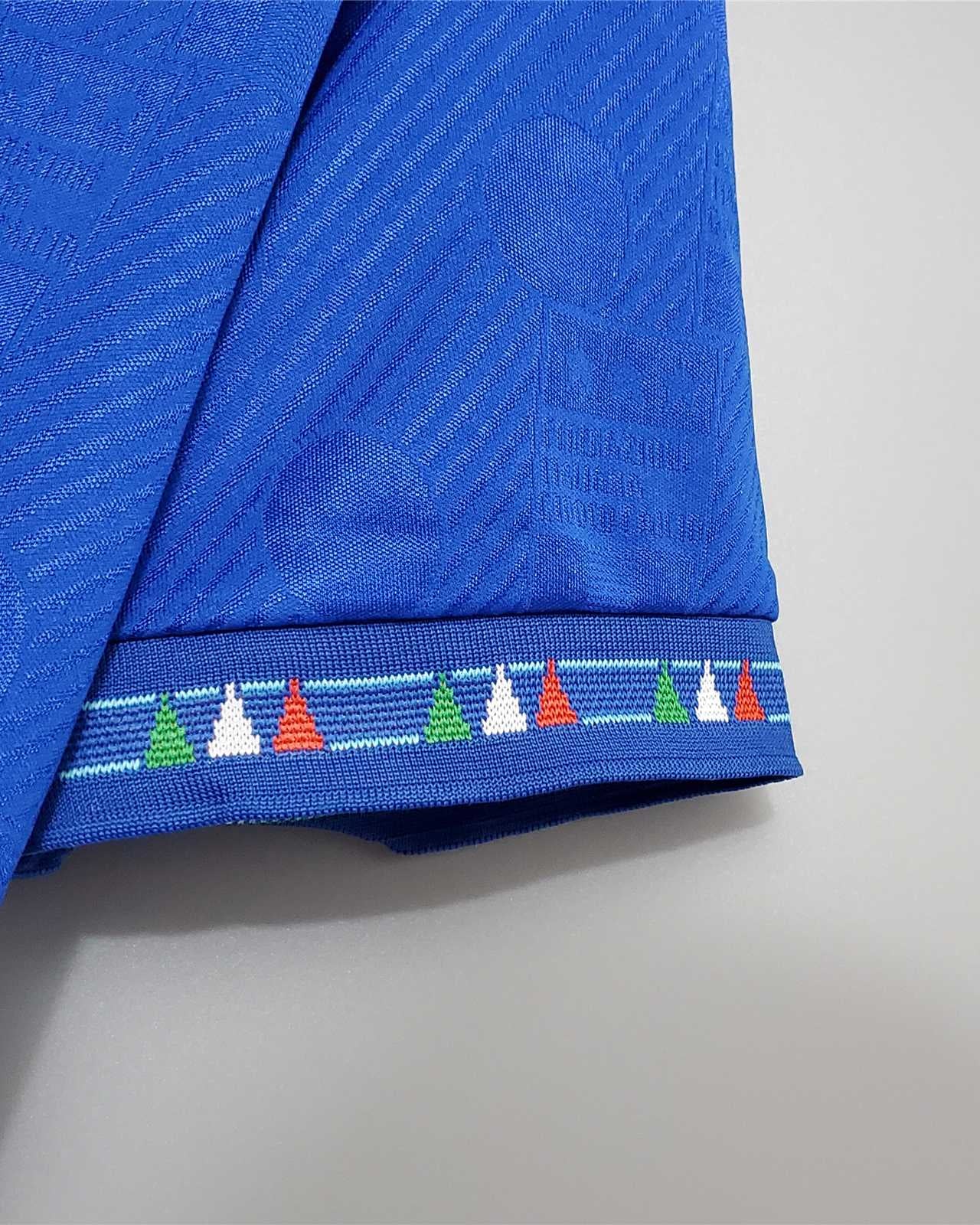 Dettaglio della trama jacquard e del ricamo tricolore maniche Italia 1994.