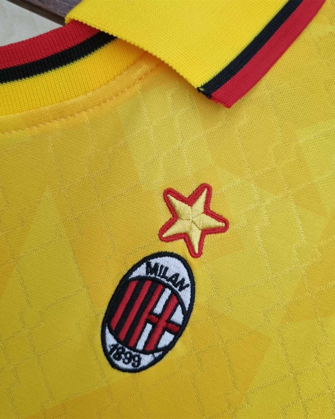 Dettaglio logo della terza maglia Milan 1995/96.