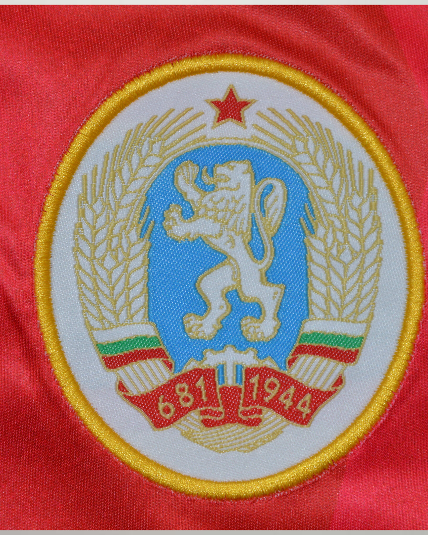 Dettaglio logo e finiture oro su maglia Bulgaria 1986