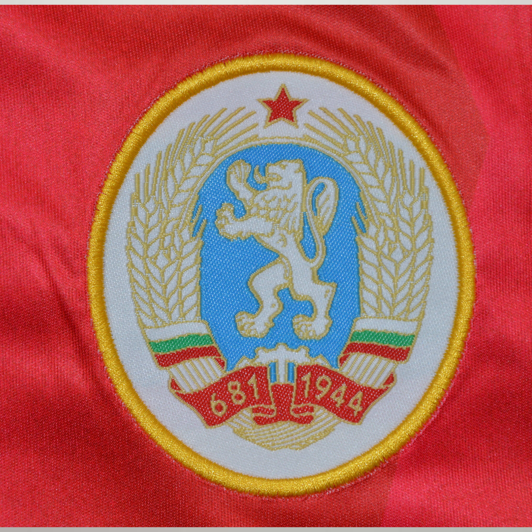 Dettaglio logo e finiture oro su maglia Bulgaria 1986
