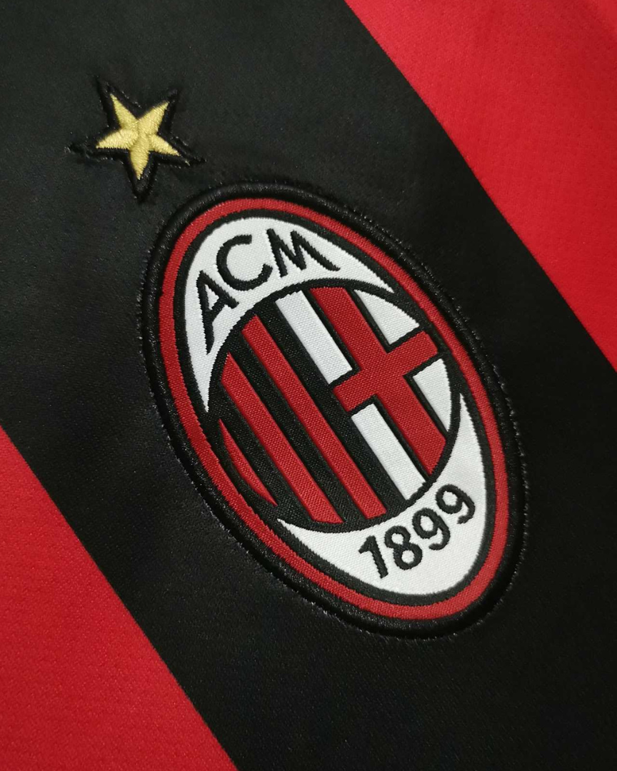Dettaglio logo maglia Milan primi anni 2000