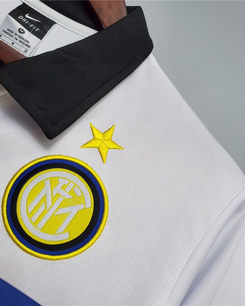 Dettaglio logo nerazzurro su maglia da trasferta bianca Inter 1998/99.