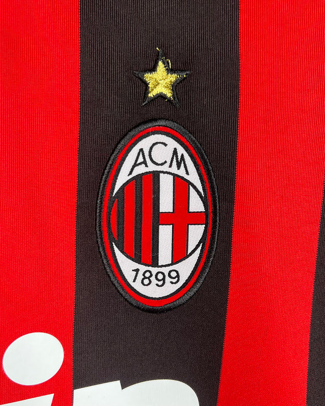 Dettaglio maglia Milan 2008/09 stemma club e tessuto rossonero