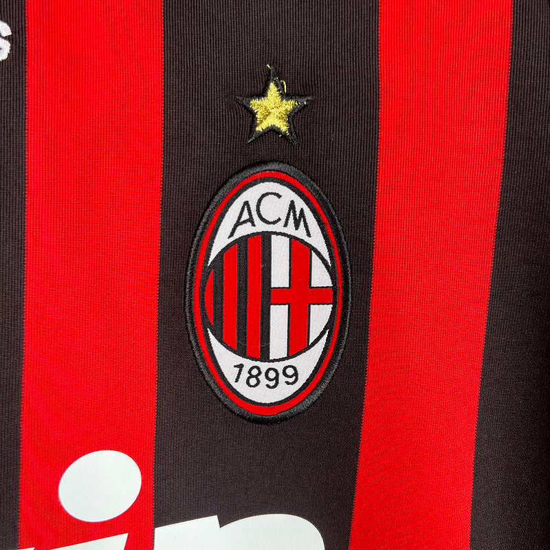 Dettaglio maglia Milan 2008/09 stemma club e tessuto rossonero
