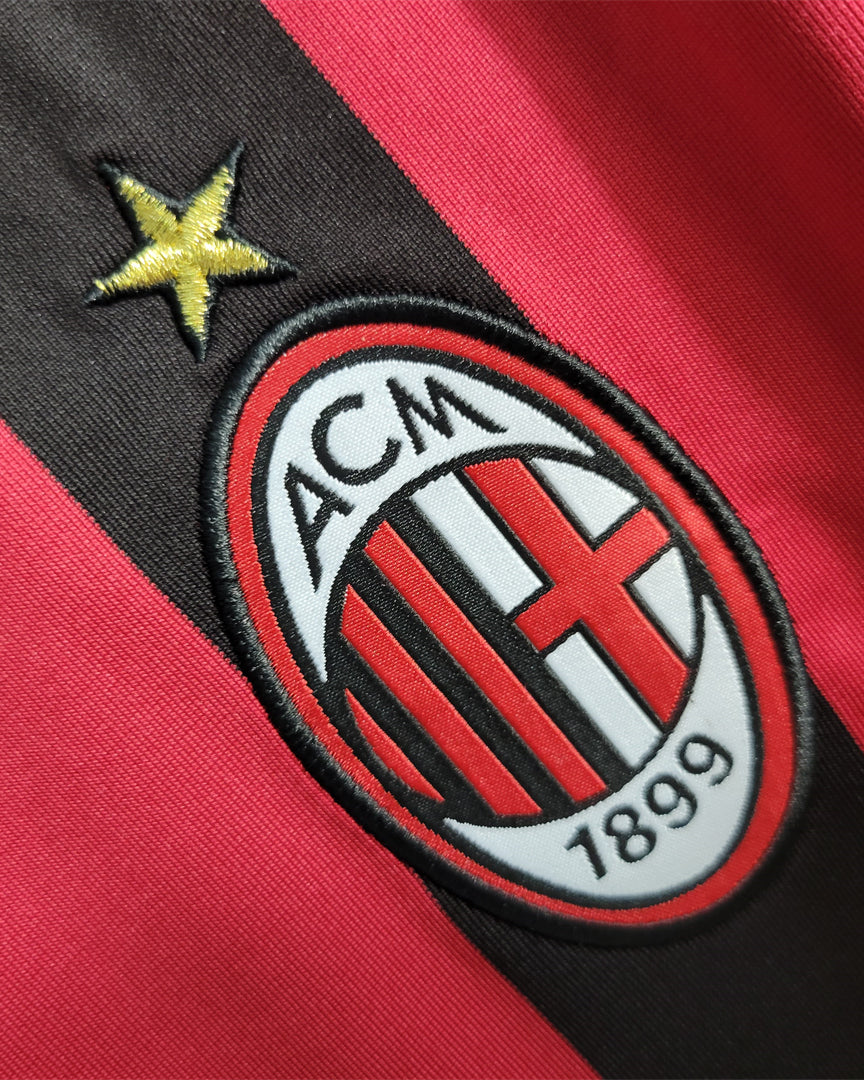 Dettaglio maglia Milan 2009/10 stemma club su sfondo rossonero