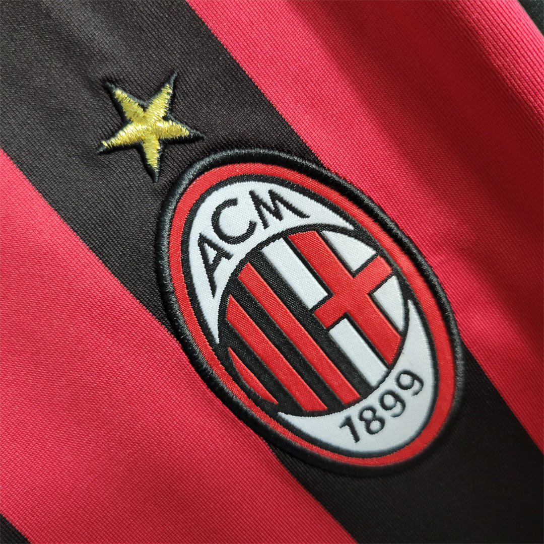 Dettaglio maglia Milan 2009/10 stemma club su sfondo rossonero
