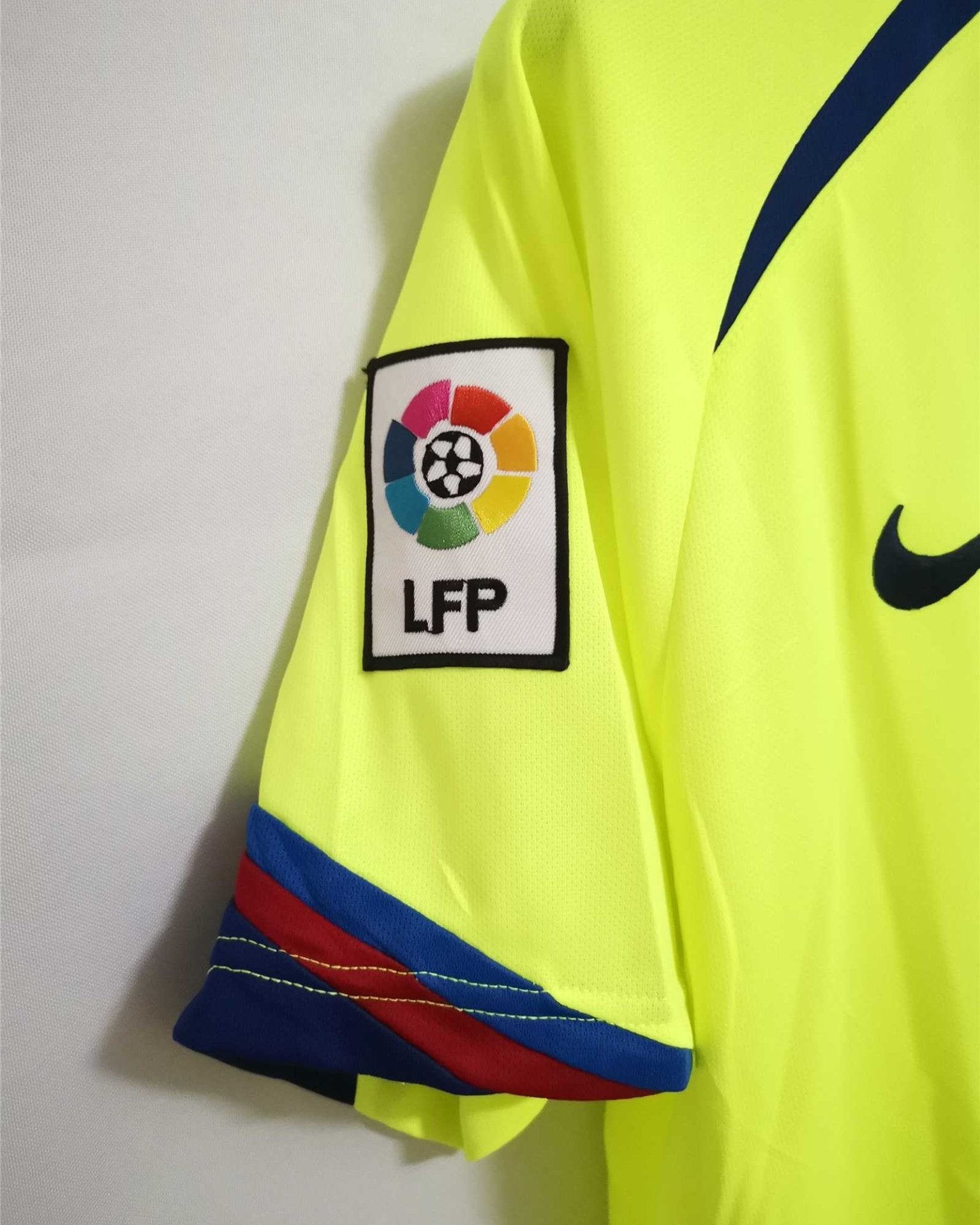 Dettaglio manica maglia Barcellona 2005/06 away con logo sponsor e patch liga