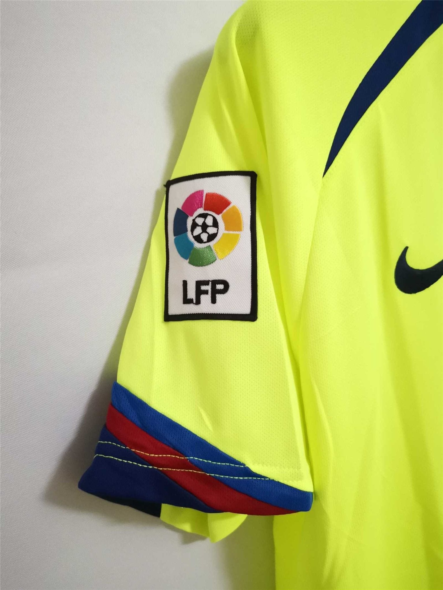 Dettaglio manica maglia Barcellona 2005/06 away con logo sponsor e patch liga