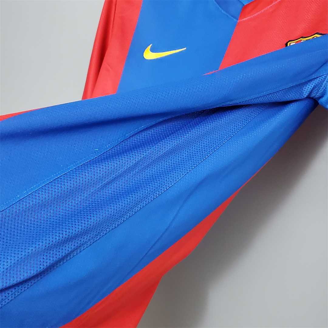 Dettaglio manica maglia Barcellona 2006/07 con logo Nike