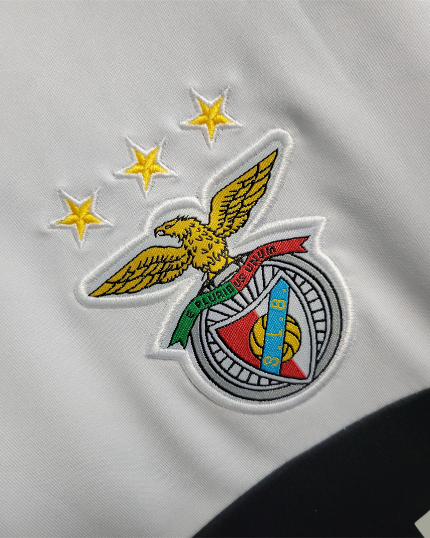 Dettaglio stemma Benfica e sponsor Moche su maglia away 2013/14