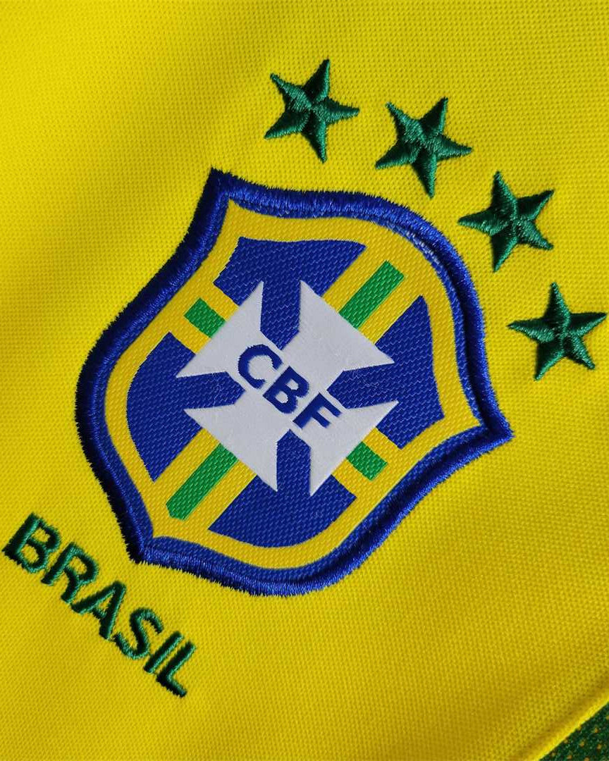 Dettaglio stemma Brasile su maglia Home 2002 gialla