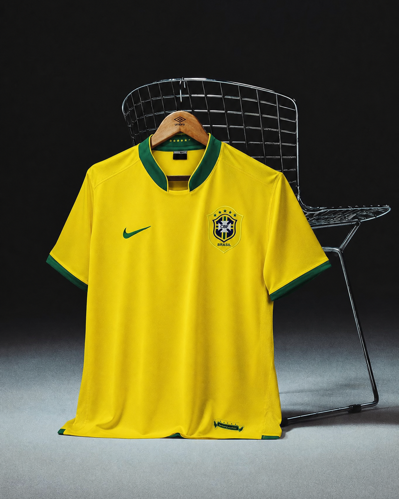 Dettaglio stemma Brasile su maglia Home 2006 gialla