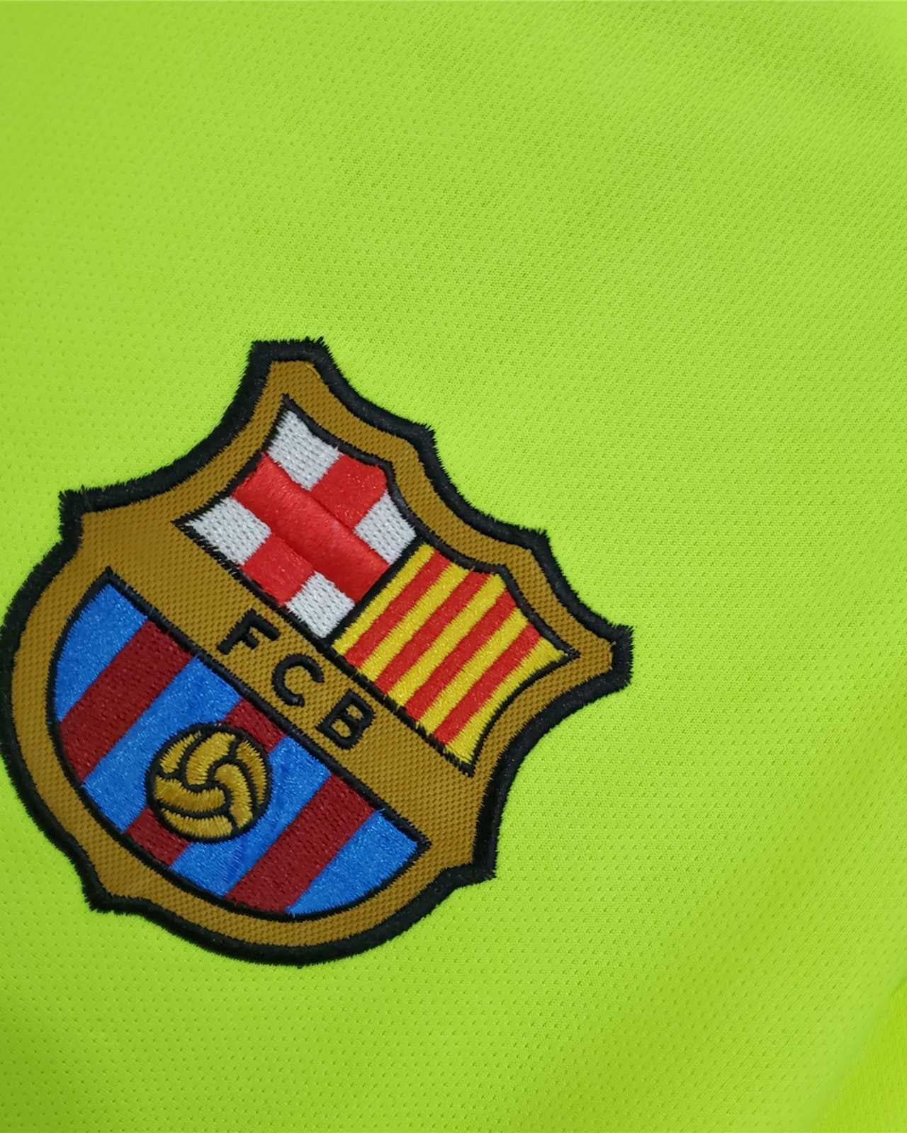 Dettaglio stemma FC Barcelona maglia away 2005/06 giallo fluo
