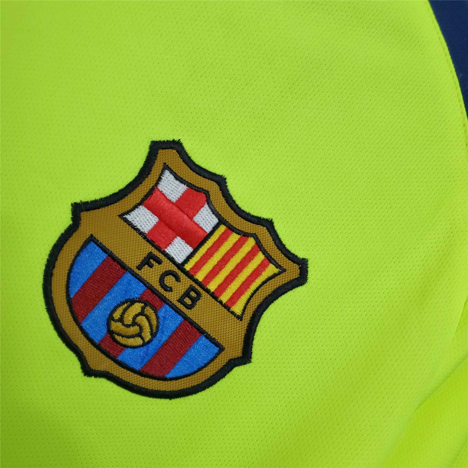 Dettaglio stemma FC Barcelona maglia away 2005/06 giallo fluo